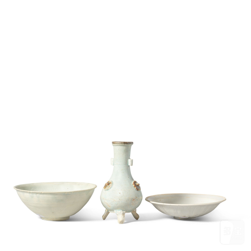 宋/元 青白盌兩件及瓶一件 | TWO QINGBAI-GLAZED BOWLS AND A QINGBAI-GLAZED VASE - 图6